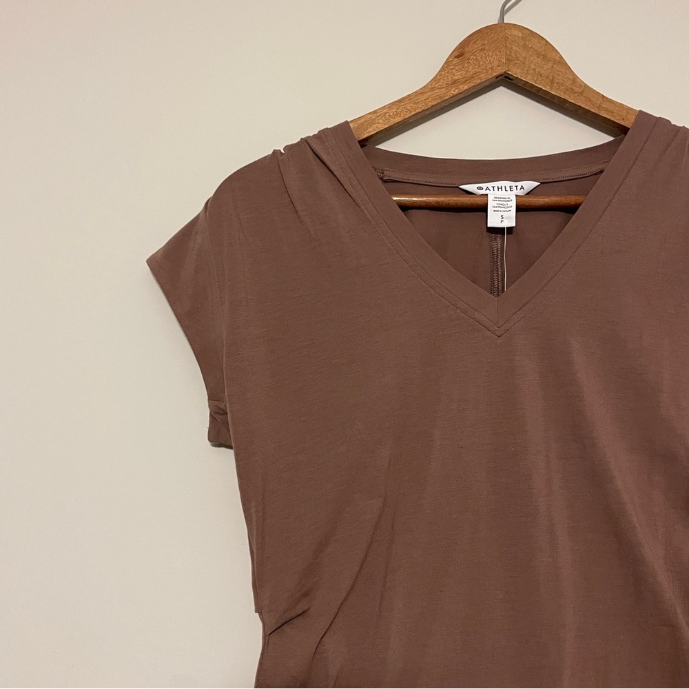 NWT Athleta Outbound Vneck Tee Mocha